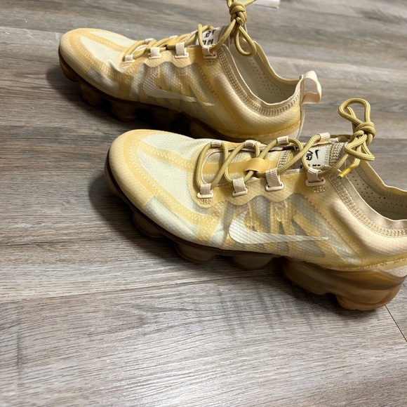 Great condition Nike vapormax lite beige / bronze gold color  women’s size 8 - Picture 4 of 9